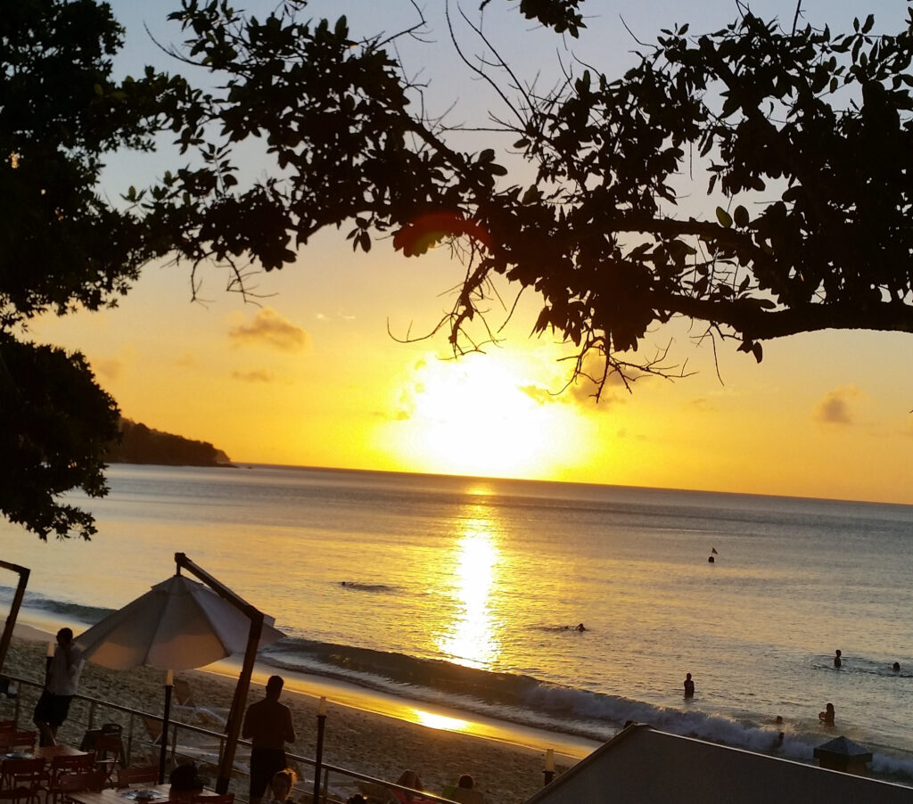 tramonto visto dalla spiaggia con riflesso sul mare