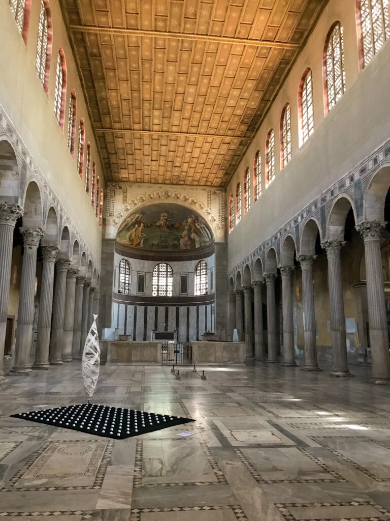 interno della basilica di santa sabina con nav