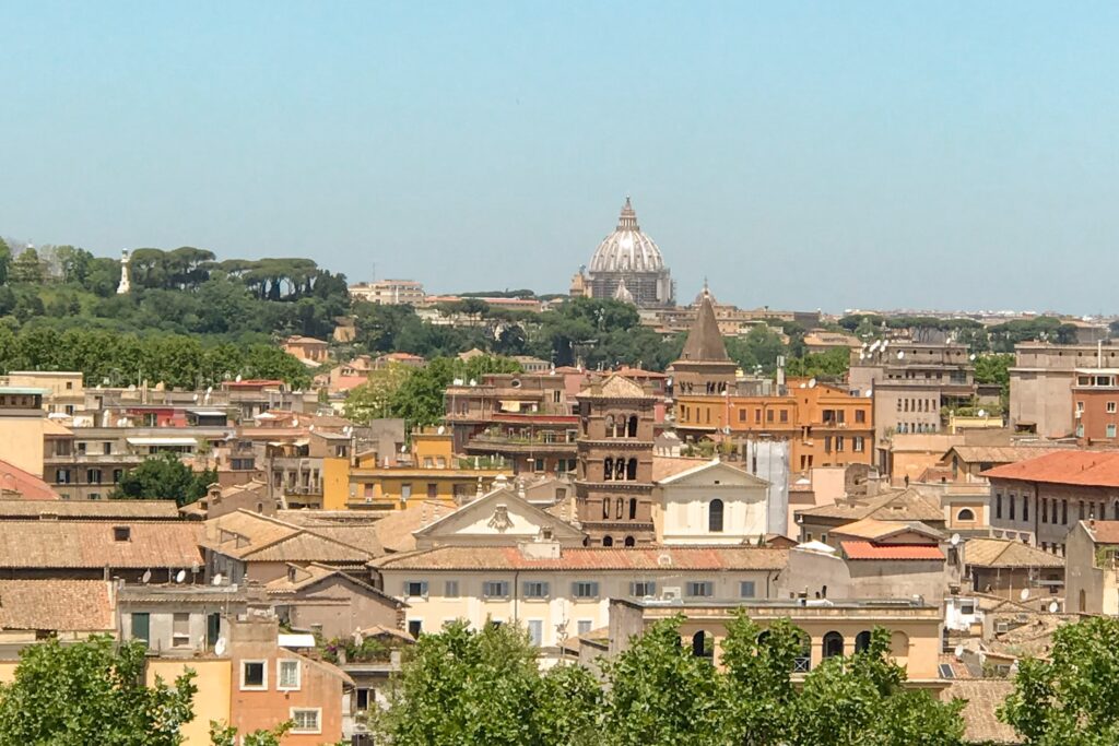 vista sulla città di Roma con la cupola di San Pietro, il Gianicolo, villa borghese