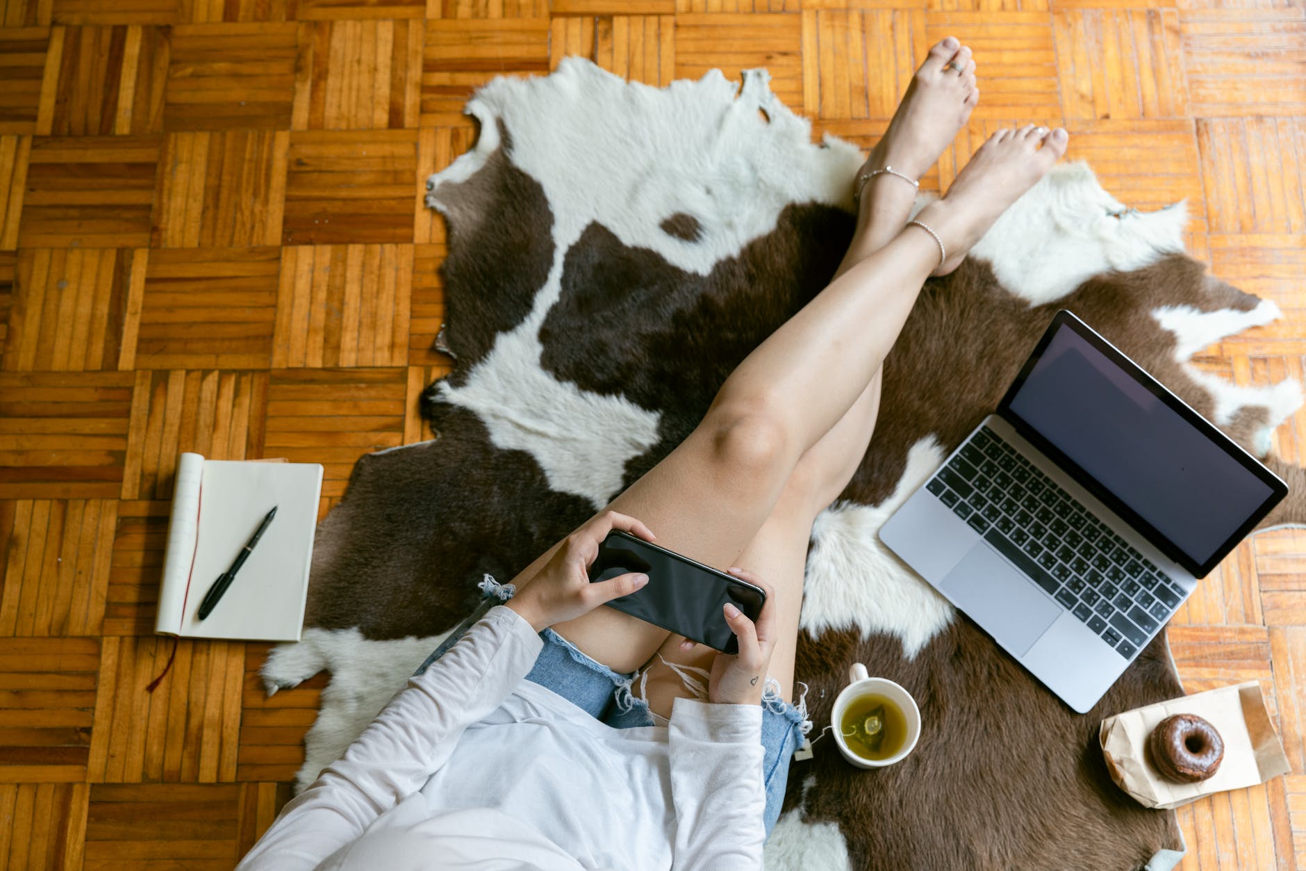 crop unrecognizable student surfing internet on smartphone during breakfast