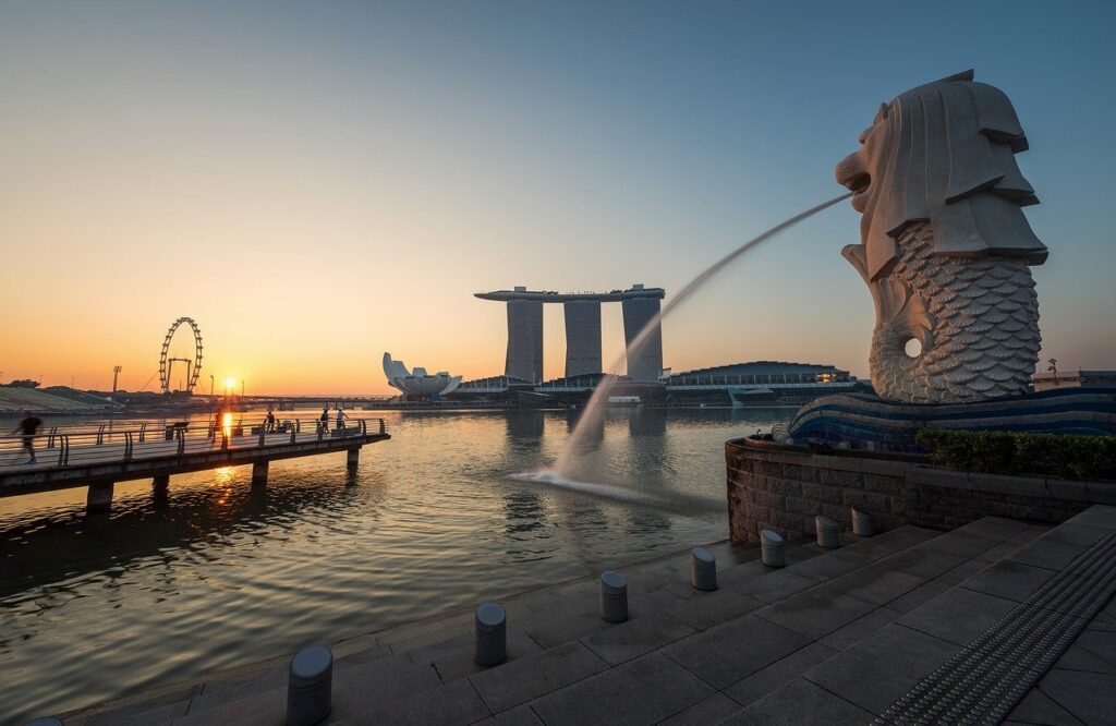 vista sullo skyline di Singapore con Marina Bay Sands e Merlion