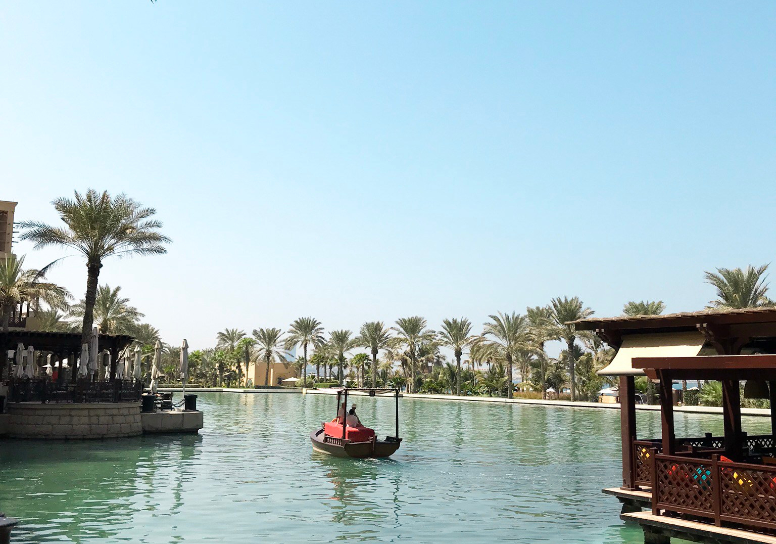 canali Dubai con barche tipiche