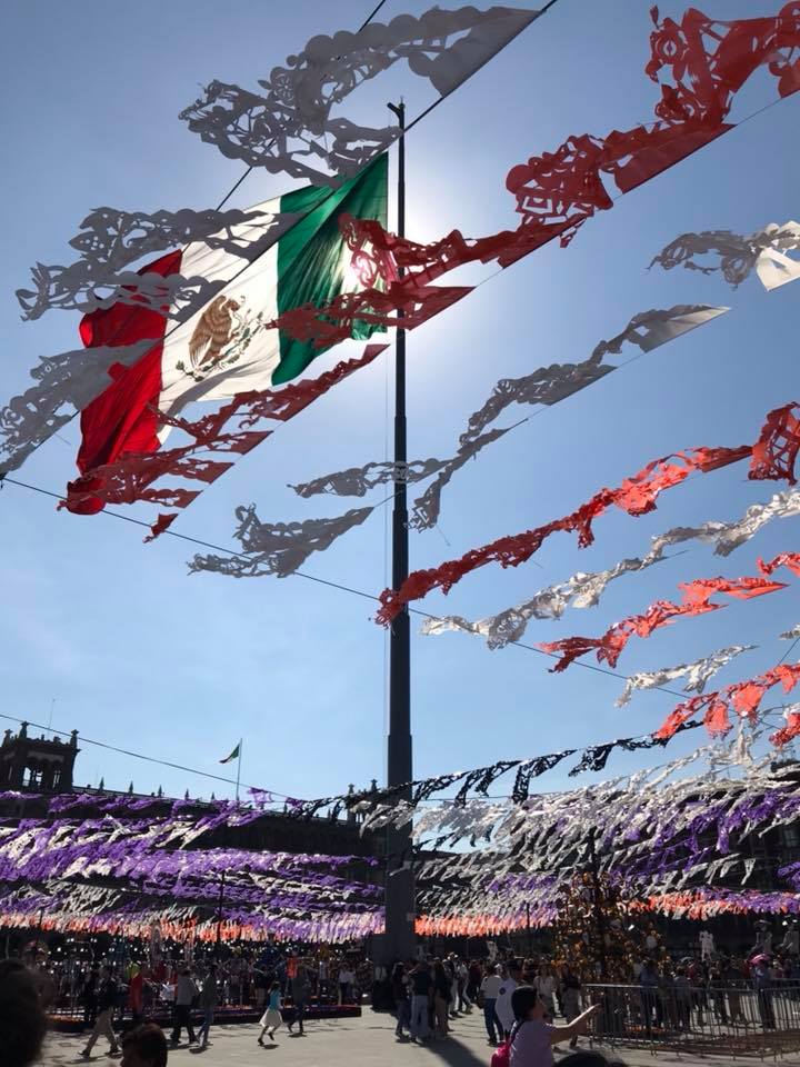bandiera del messico circondata da festoni bianchi arancioni e viola