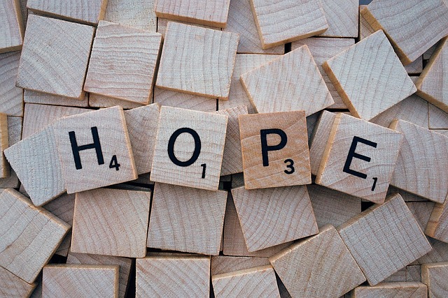 tasselli con lettere che formano la parola hope