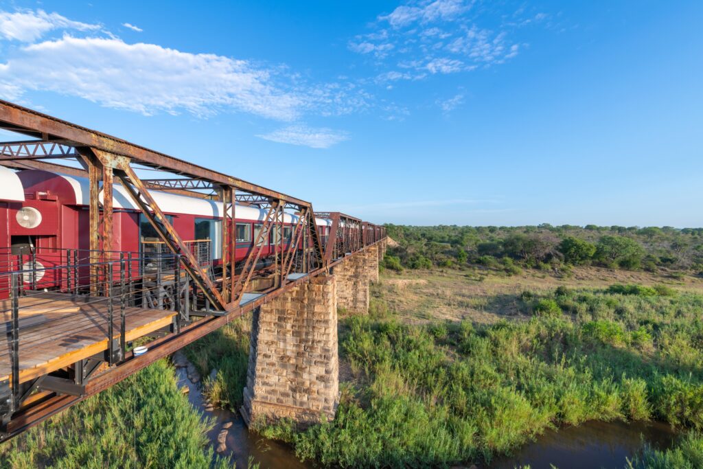 hotel costruito in un treno sospeso su dei binari